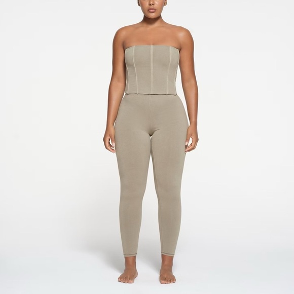 SKIMS Outdoor High waisted legging in taupe size small EUC - Picture 1 of 3